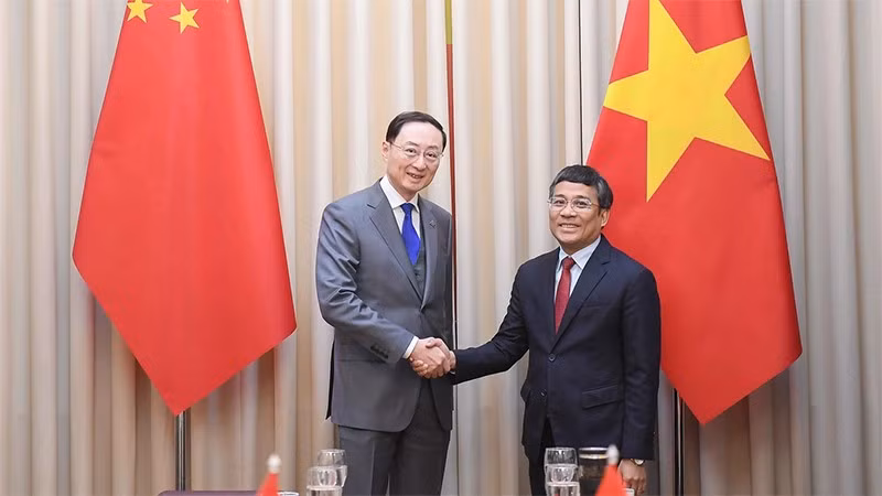 El viceministro permanente de Relaciones Exteriores de Vietnam, Nguyen Minh Vu, y su homólogo chino Sun Weidong. (Fotografía: Ministerio de Relaciones Exteriores de Vietnam)