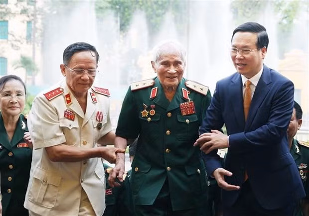 El presidente de Vietnam, Vo Van Thuong (primero a la derecha), se reúne con representantes del Comité de Enlace del Frente de Batalla B3-Tay Nguyen, de la Legión 3, (Fotografía: VNA)