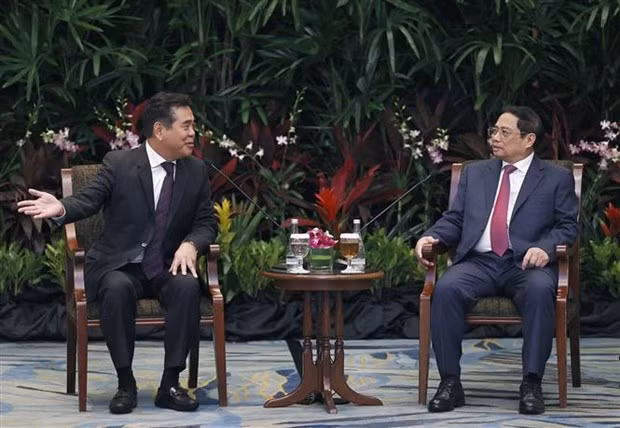 El premier Pham Minh Chinh y el presidente del Fondo de inversión CMIA, Lee Chong Min. (Fotografía: VNA)