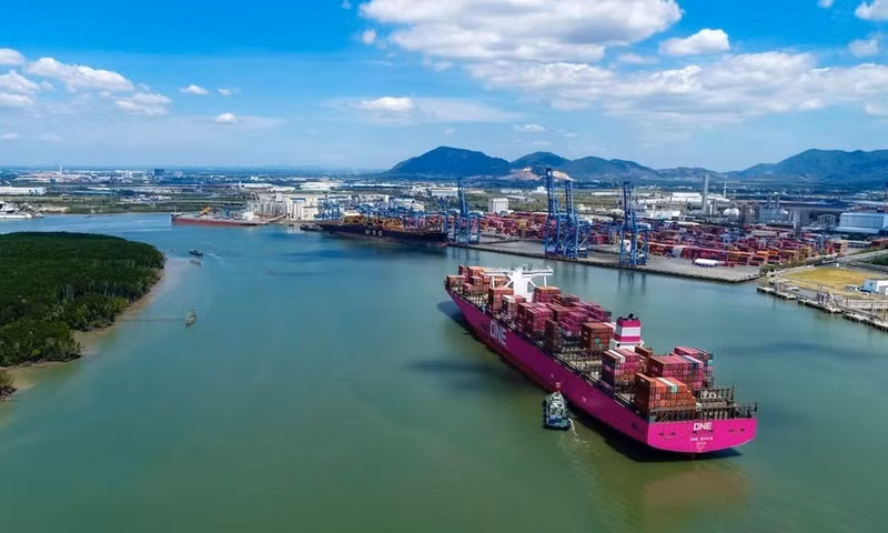 El barco ONE EAGLE pertenece a la nueva ruta de servicio operada por Premier Alliance en el puerto internacional Tan Cang-Cai Mep. (Fotografía: VNA)