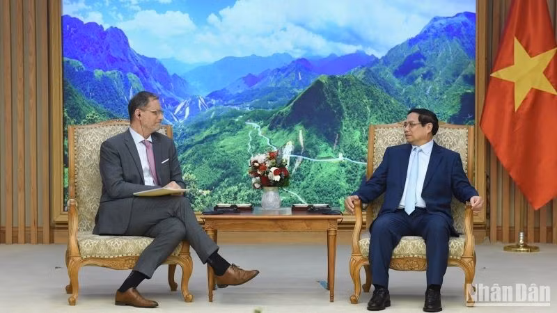 El primer ministro de Vietnam, Pham Minh Chinh (derecha), conversa con el embajador de Francia, Olivier Brochet. (Fotografía: Nhan Dan)