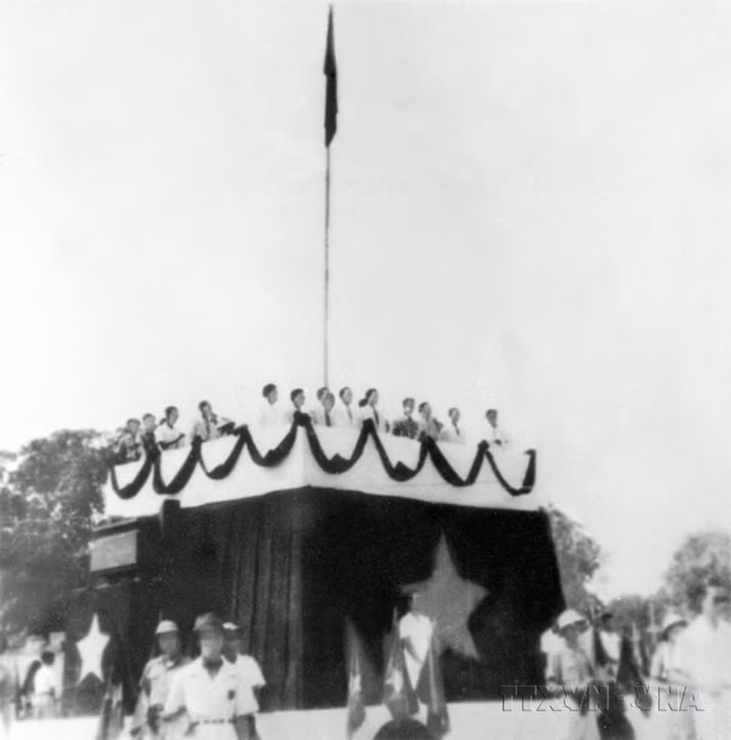 El Presidente Ho Chi Minh lee la Declaración de Independencia, fundando la República Democrática de Vietnam el 2 de septiembre de 1945, en la Plaza de Ba Dinh, Hanói.