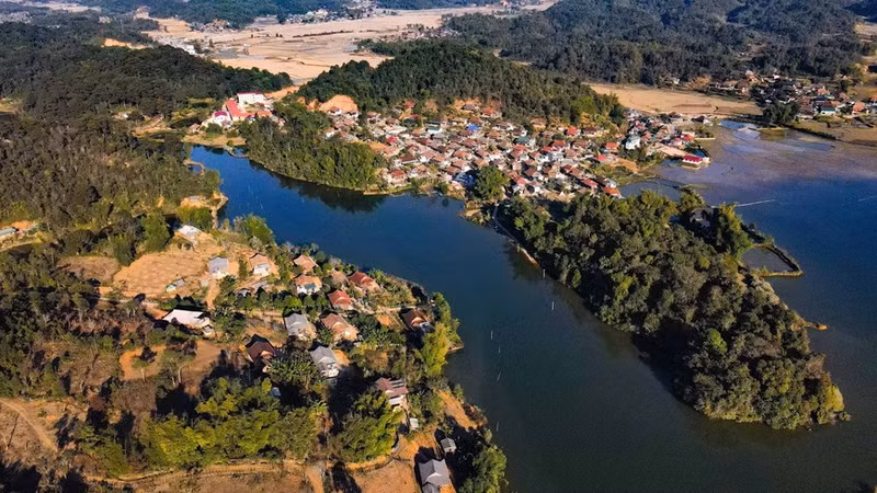 Los pobladores viven a la orilla del lago Pa Khoang.