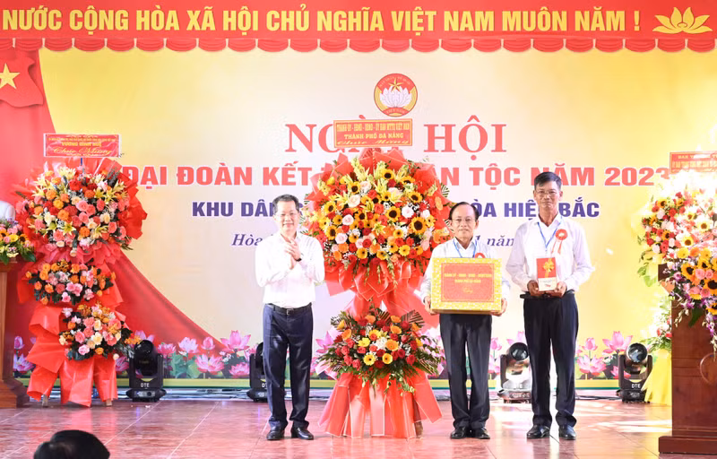 El secretario del Comité del Partido Comunista de Vietnam en la ciudad, Nguyen Van Quang, otorga un regalo a la localidad.