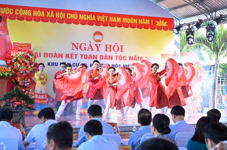 Una actuación artística en saludo al 93 aniversario del Día del Frente de la Patria de Vietnam.