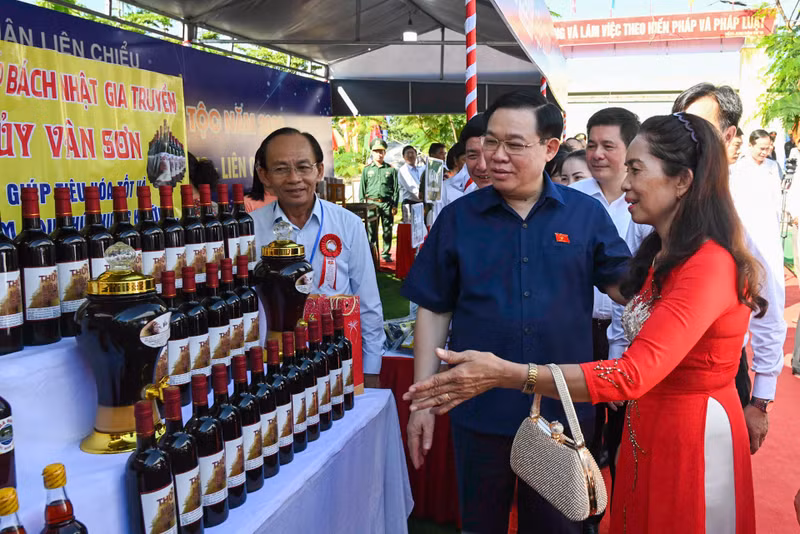 El dirigente recorre una exposición de productos OCOP (Cada comuna, un producto) del distrito de Lien Chieu.