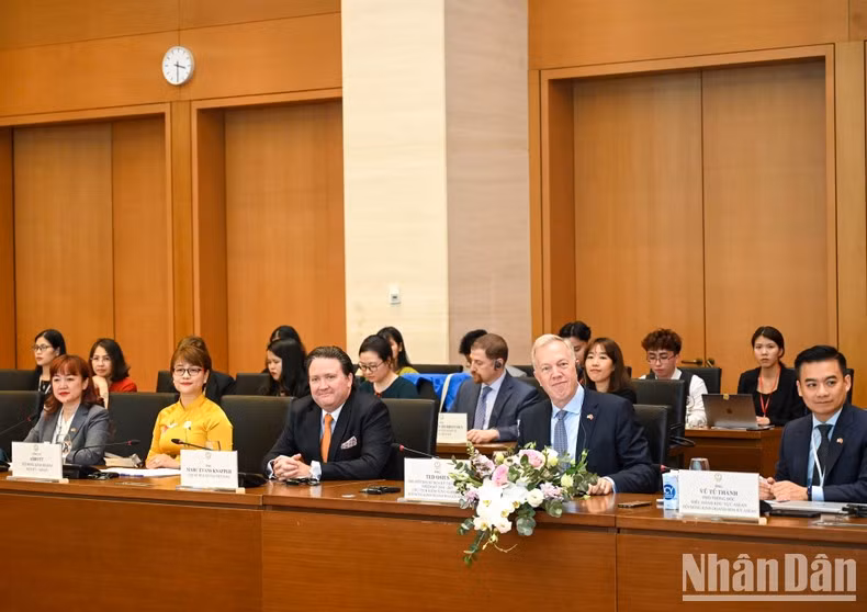 El presidente del USABC, Ted Osius; el embajador de EE.UU. en Vietnam, Marc Knapper, y representantes de más de 40 empresas líderes del país norteamericano. Se trata de la mayor delegación empresarial estadounidense a Vietnam hasta la fecha.