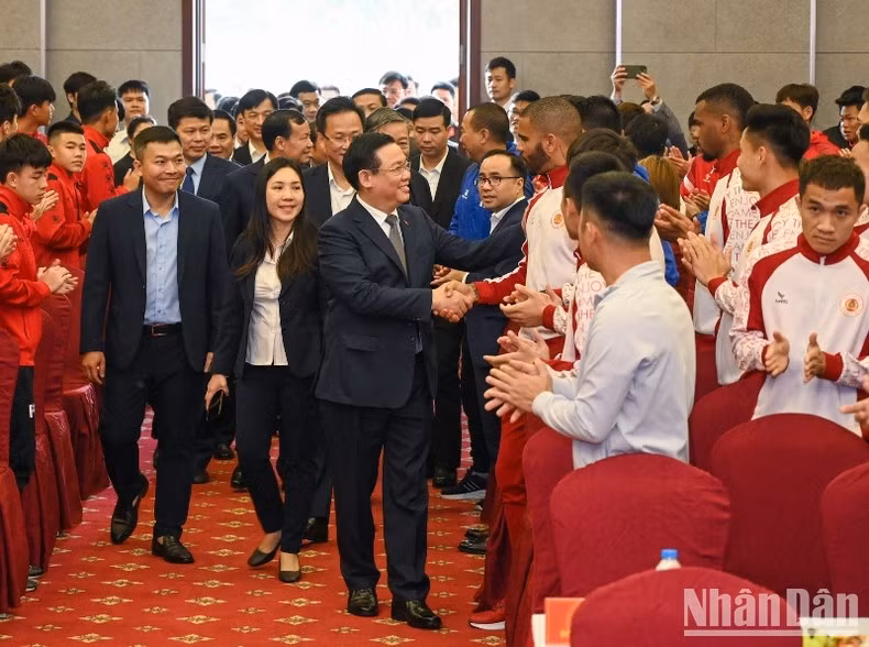 [Foto] Presidente del Parlamento vietnamita visita centro de formación de fútbol juvenil ảnh 7