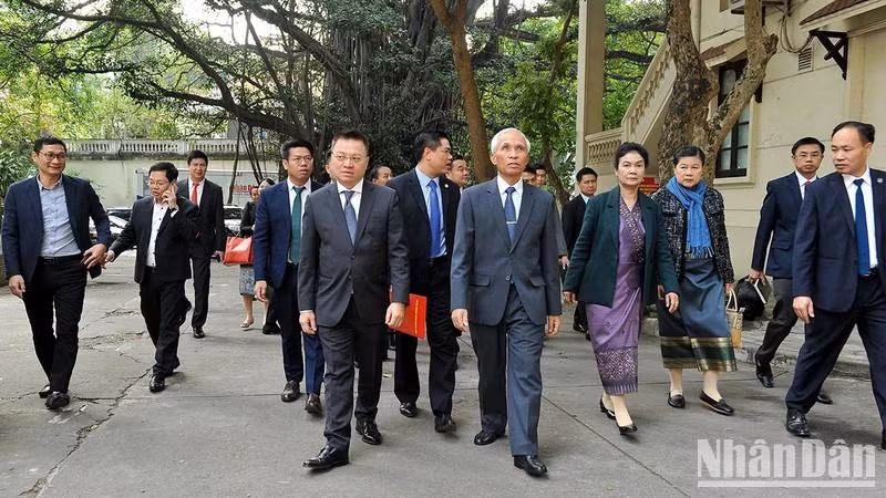 La delegación laosiana llega a la sede de Nhan Dan, órgano de comunicación del Partido Comunista de Vietnam (PCV).