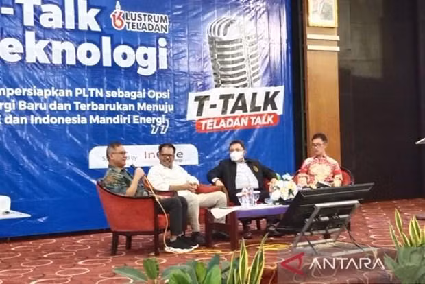 Una discusión sobre la preparación de una planta de energía nuclear como una opción de energía nueva y renovable para lograr cero emisiones netas y autosuficiencia energética en el University Club UGM en Yogyakarta. (Fotografía: Antara)