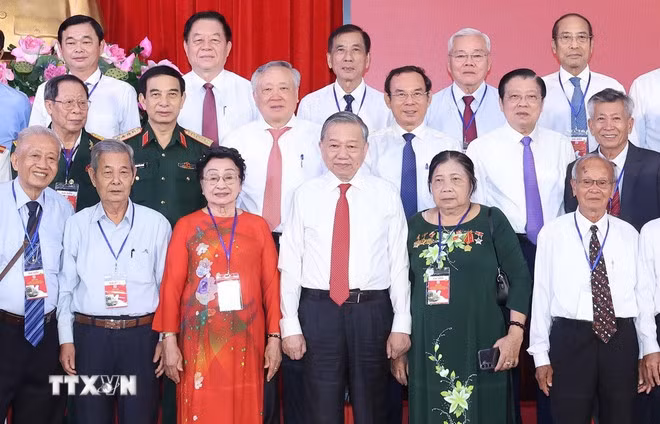 El secretario general del Partido Comunista de Vietnam, To Lam, y delegados. (Fotografía: VNA)