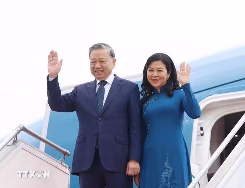 El secretario general del Partido Comunista de Vietnam, To Lam, y su esposa parten de Indonesia para visitar Singapur. (Fotografía: VNA)