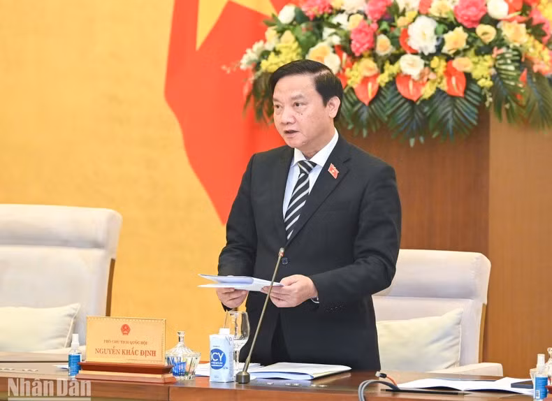 El vicepresidente de la ANV Nguyen Khac Dinh conduce el debate sobre el programa de elaboración de leyes y ordenanzas de 2024 y el ajuste de este plan de 2023. El vicepresidente de la ANV Nguyen Khac Dinh conduce el debate sobre el programa de elaboración de leyes y ordenanzas de 2024 y el ajuste de este plan de 2023.