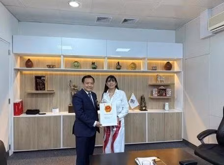 El embajador de Vietnam en Brasil, concurrente en Perú, Bui Van Nghi, y la ministra de Comercio Exterior y Turismo de Perú, Desilú León Chempén. (Fotografía: Embajada de Vietnam en Brasil)