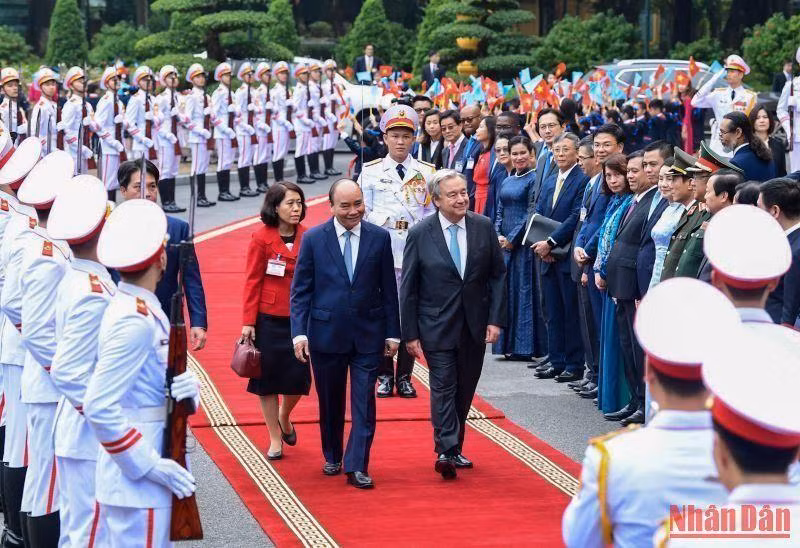 El presidente Nguyen Xuan Phuc recibe al secretario general de las Naciones Unidas, Antonio Guterres. (Fotografía: Nhan Dan)
