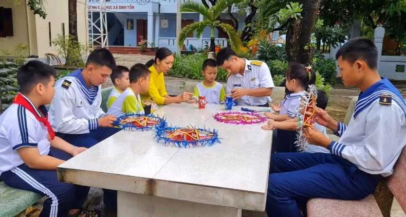 Soldados y habitantes en la isla de Sinh Ton realizan preparativos para el evento.