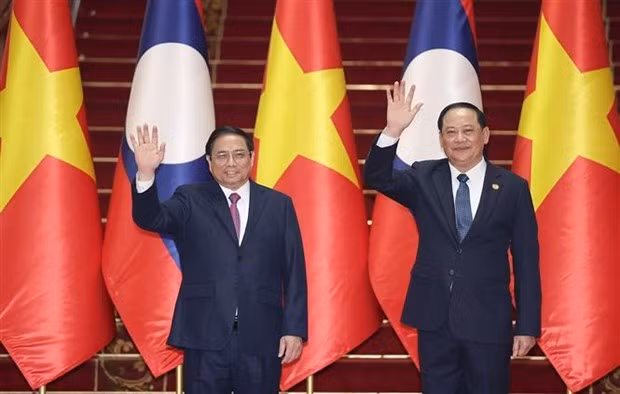 El primer ministro de Vietnam, Pham Minh Chinh, y su homólogo laosiano, Sonexay Siphandone, en el acto de balance del Año de Amistad y Solidaridad binacional. (Fotografía: VNA)