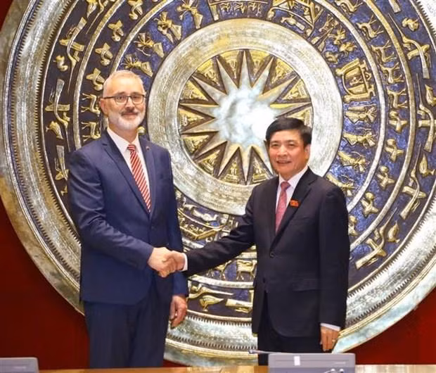El secretario general y jefe de la Oficina de la Asamblea Nacional, Bui Van Cuong, y el jefe de la Oficina parlamentaria de Hungría, Such Gyorgy. (Fotografía: VNA)