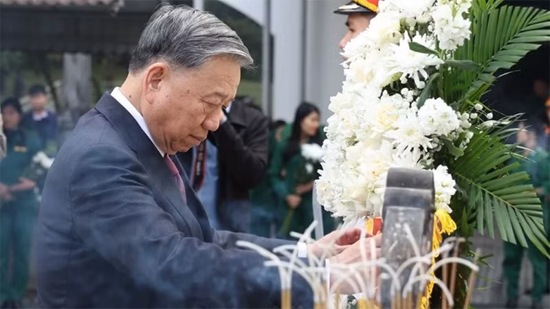 El secretario general del Partido Comunista de Vietnam, To Lam, ofrece inciensos en la Zona de Reliquia Nacional Especial de la encrucijada de Dong Loc. (Fotografía: VNA)