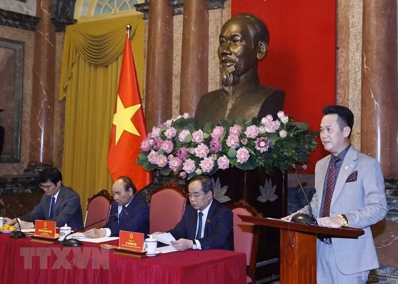 El vicepresidente de la Federación de la Juventud y titular de la Asociación de Empresarios Jóvenes del país, Dang Hong Anh, pronuncia un discurso.