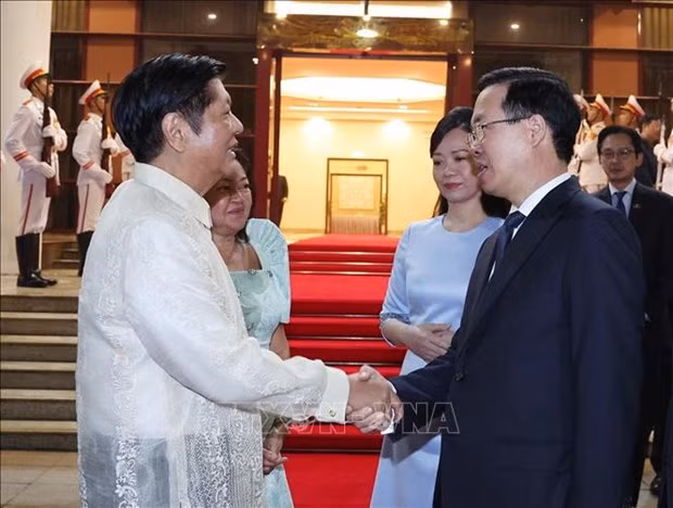 El presidente Vo Van Thuong (derecha) y su esposa se despiden del presidente filipino Ferdinand Romualdez Marcos Jr. y su esposa en Hanói el 30 de enero. (Fotografía: VNA)