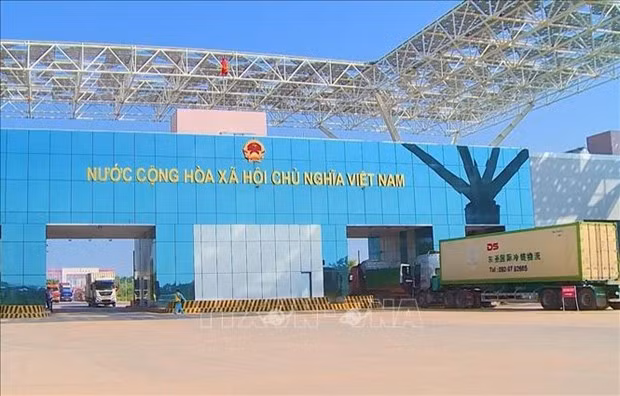 Vehículos que transportan mercancías de importación y exportación en la puerta fronteriza del Puente de Bac Luan II. (Fotografía: VNA)