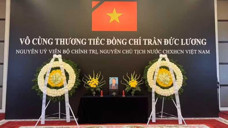 Escena del servicio conmemorativo por el expresidente Tran Duc Luong en la Embajada de Vietnam en China. Escena del servicio conmemorativo por el expresidente Tran Duc Luong en la Embajada de Vietnam en China.