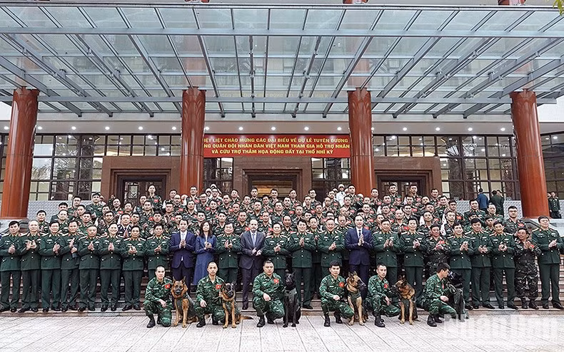 El general Luong Cuong, representantes del personal directivo de las fuerzas del Ejército y otros sectores, y miembros de la delegación.