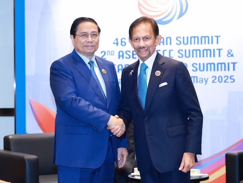 El primer ministro vietnamita, Pham Minh Chinh (izquierda), se reúne con el sultán de Brunéi, Haji Hassanal Bolkiah, en Kuala Lumpur el 27 de mayo. (Fotografía: VNA)