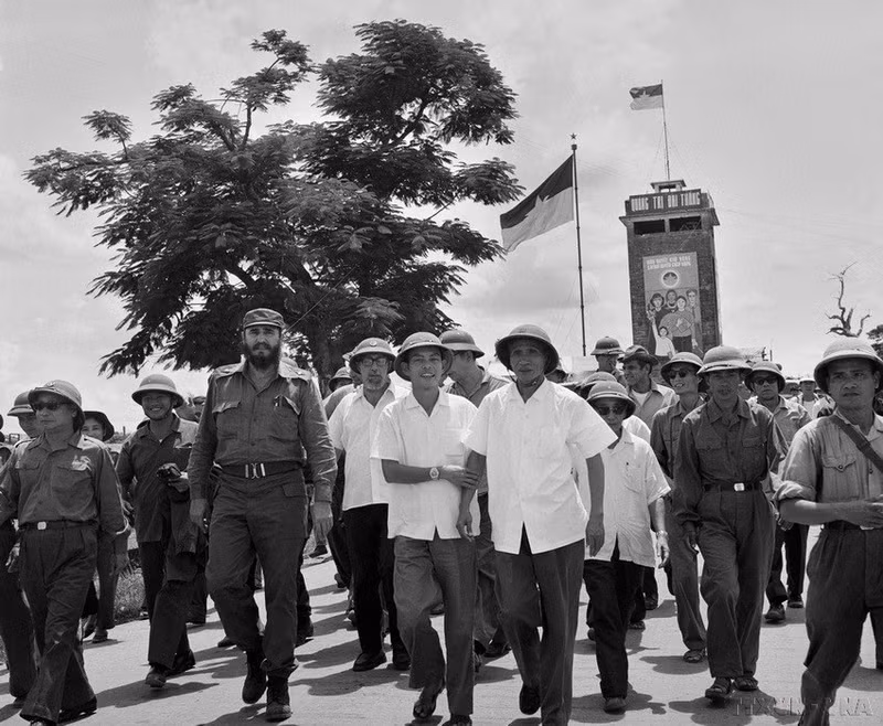 El primer secretario del Comité Central del Partido Comunista de Cuba y primer ministro, Fidel Castro, visitó Dong Ha, en Quang Tri, en plena reconstrucción después de la devastadora guerra (septiembre de 1973).