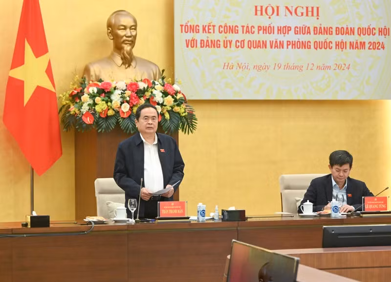 El presidente de la Asamblea Nacional de Vietnam, Tran Thanh Man, interviene en la reunión. (Fotografía: Nhan Dan)