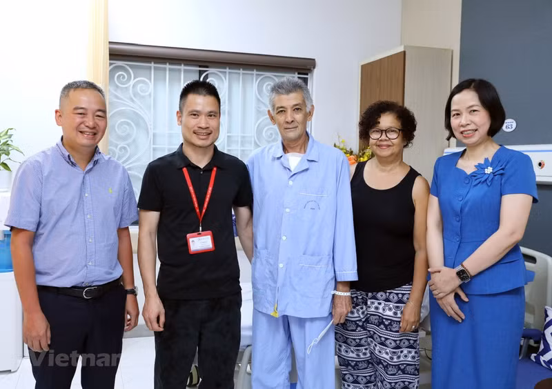 Nguyen Lan Hieu, director del Hospital de la Universidad de Ciencias Médicas de Hanói (extremo izquierdo) y el doctor Vu Ngoc Tu (segundo desde la izquierda), cirujano que operó a Moisés Pérez, junto al propio paciente, su esposa, y la directora general de la VNA, Vu Viet Trang. (Fotografía: VNA)