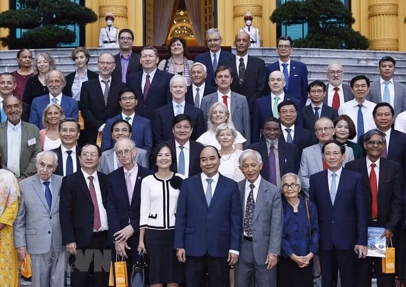 El presidente Nguyen Xuan Phuc y los científicos visitantes. (Fotografía: VNA)