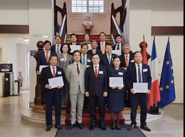 La delegación posa en el Instituto Nacional del Servicio Público de Francia. (Fotografía: VNA)