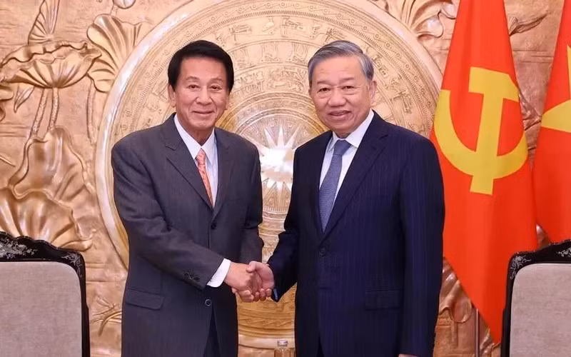 El secretario general del Partido Comunista de Vietnam, To Lam (derecha), recibe a Sugi Ryotaro, exembajador especial de las relaciones Vietnam-Japón. (Fotografía: VNA)