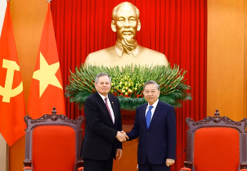 El secretario general del Partido Comunista de Vietnam, To Lam (derecha), recibe al senador estadounidense Steven David Daines.(Fotografía: VNA)