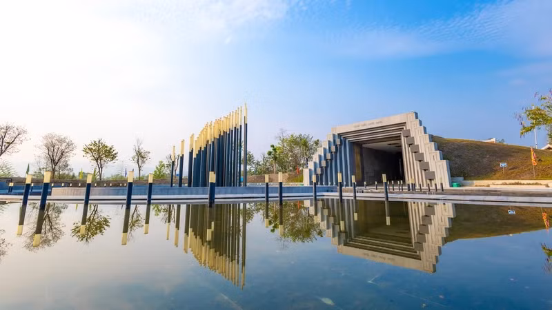 Ubicado en la colina F, barrio de Muong Thanh, ciudad de Dien Bien Phu, la construcción del Templo de los Mártires en el campo de batalla de Dien Bien Phu se inició el 13 de marzo de 2021.