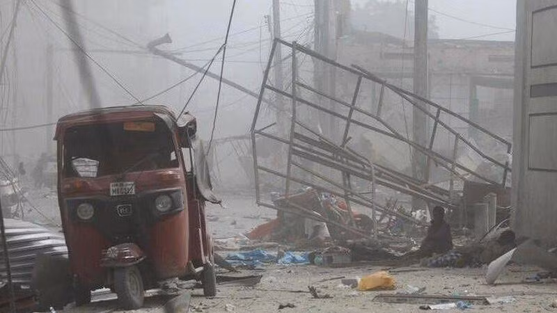 Escena de una explosión de bomba cerca del Ministerio de Educación de Somalia, en la calle K5 de la capital nacional, Mogadiscio, el 29 de octubre de 2022. (Fotografía: Reuters)