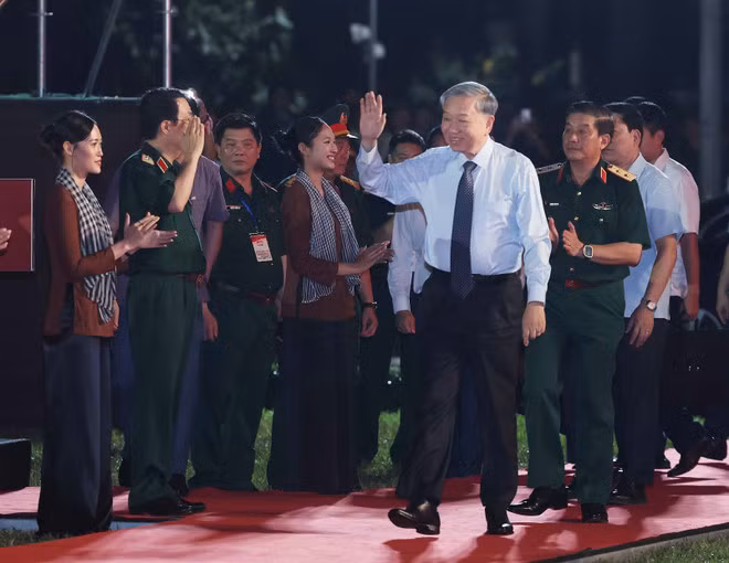 El secretario general del Partido Comunista de Vietnam, To Lam, asiste al programa. (Fotografía: VNA)