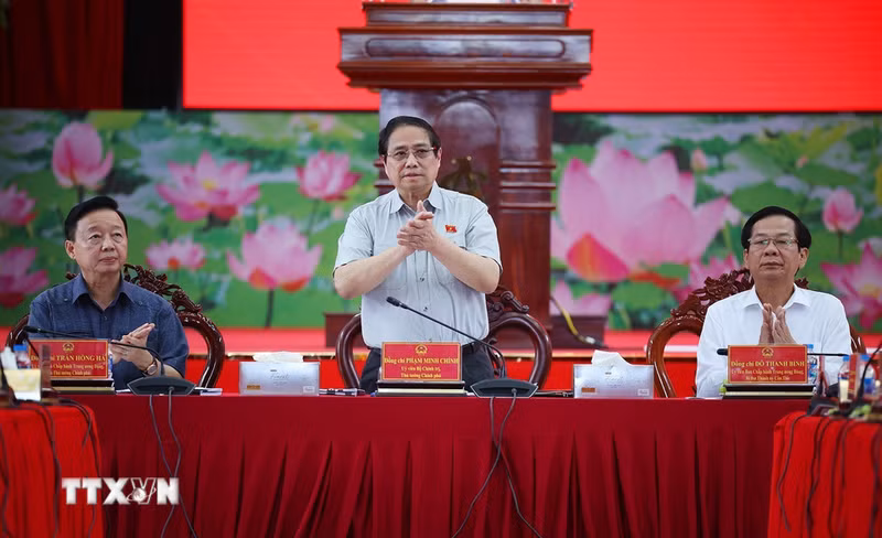 El primer ministro de Vietnam, Pham Minh Chinh, preside la reunión. (Fotografía: VNA)