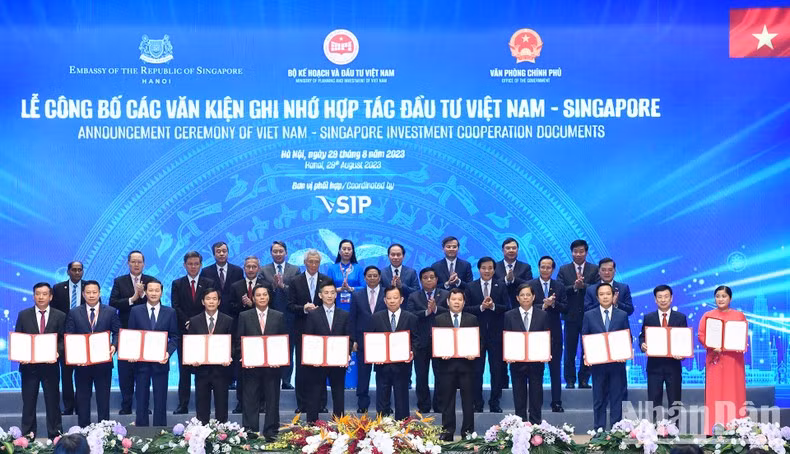 Los dos premieres presencian la entrega de licencias para el despliegue del modelo de Parque Industrial Vietnam-Singapur (VSIP) en más localidades vietnamitas. Los dos premieres presencian la entrega de licencias para el despliegue del modelo de Parque Industrial Vietnam-Singapur (VSIP) en más localidades vietnamitas.