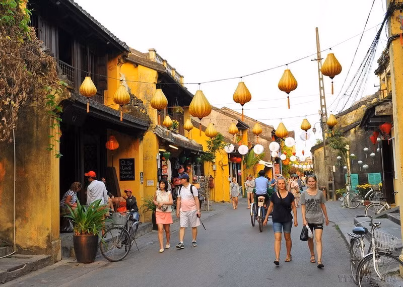 La antigua ciudad de Hoi An tiene una belleza remota y pacífica. Ubicada cerca del río Thu Bon, la urbe dispone de una arquitectura única, influenciada por Japón y China y aún conserva su belleza ancestral.