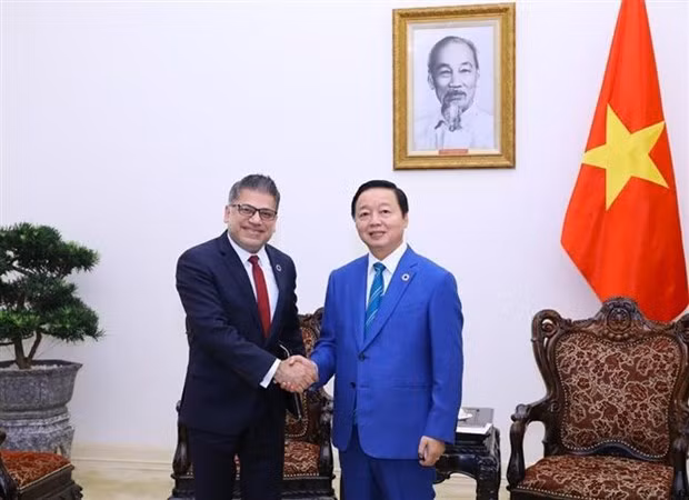 El vice primer ministro de Vietnam Tran Hong Ha recibe al presidente y director general de AstraZeneca Vietnam, Nitin Kapoor. (Fotografía: VNA)