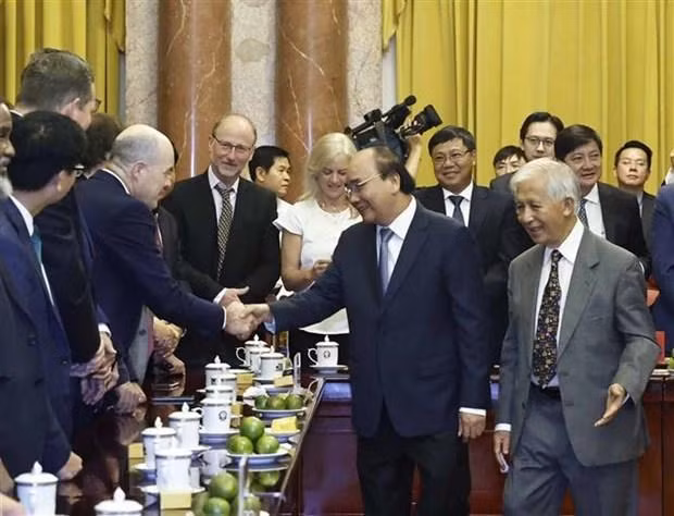 El presidente de Vietnam, Nguyen Xuan Phuc, saluda a los científicos. (Fotografía: VNA)