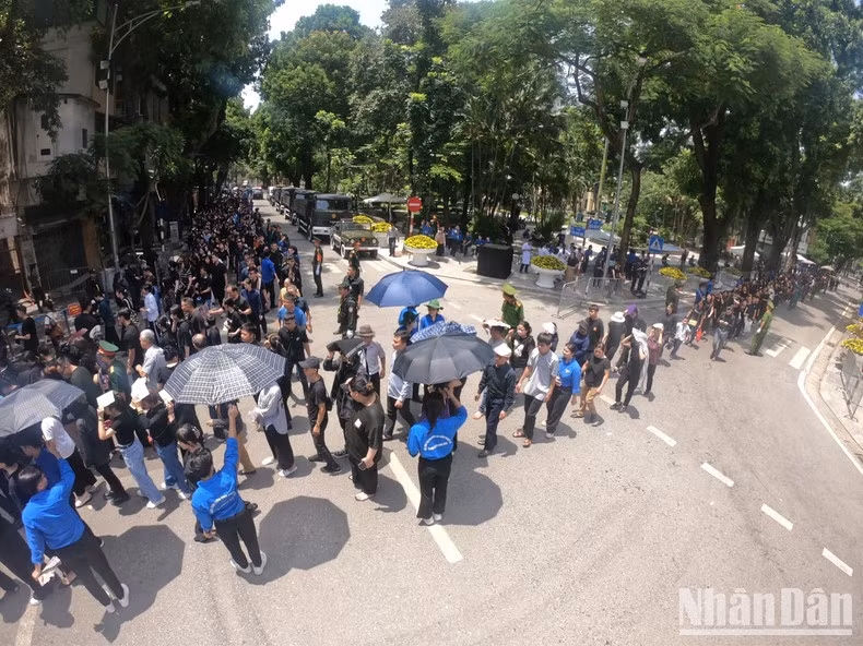 En la madrugada el día 26, miles se congregan en la Casa Funeraria Nacional.