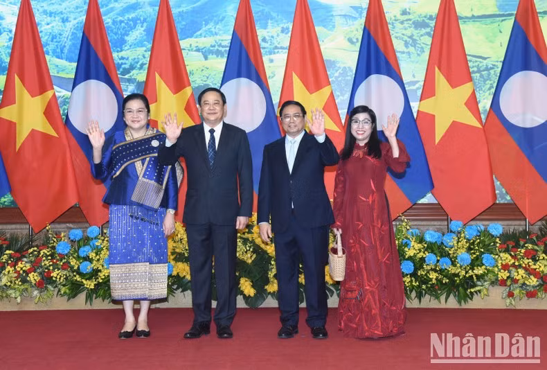 Minh Chinh y su esposa posan para fotografías con la pareja del Primer Ministro de Laos. Minh Chinh y su esposa posan para fotografías con la pareja del Primer Ministro de Laos.