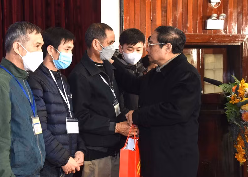 Minh Chinh otorga regalos por el Tet a familiares de los pacientes en situación desfavorable.