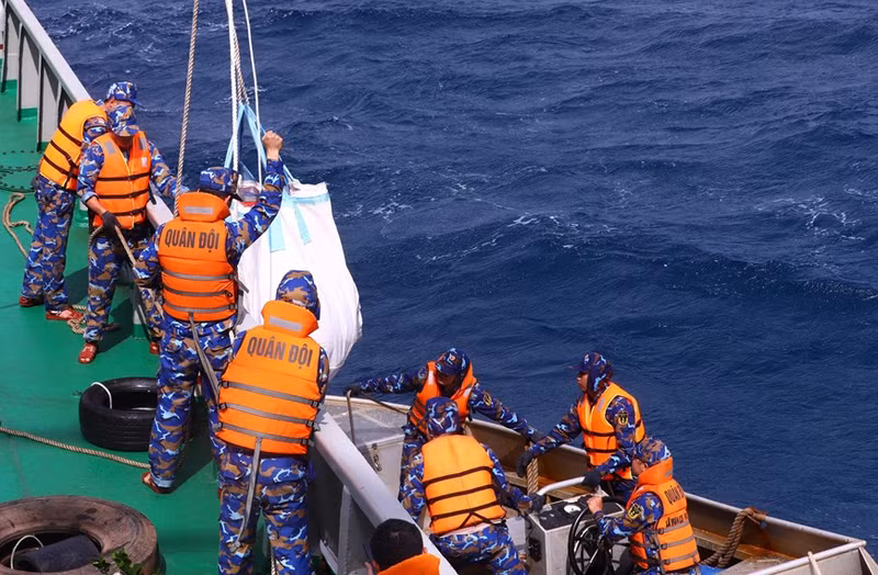 Oficiales y soldados de la Marina transportan mercancías a barcos para llevarlas a la plataforma. Oficiales y soldados de la Marina transportan mercancías a barcos para llevarlas a la plataforma.