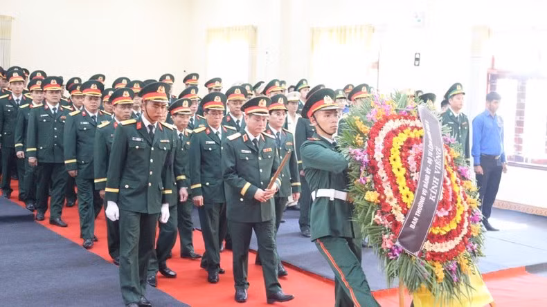 La delegación de la Junta Permanente del Comité del Partido y el Alto Mando de la Región Militar 5 encabezada por el general de brigada Le Ngoc Hai, comandante de ese enclave militar, avanza al lugar del acto. La delegación de la Junta Permanente del Comité del Partido y el Alto Mando de la Región Militar 5 encabezada por el general de brigada Le Ngoc Hai, comandante de ese enclave militar, avanza al lugar del acto.