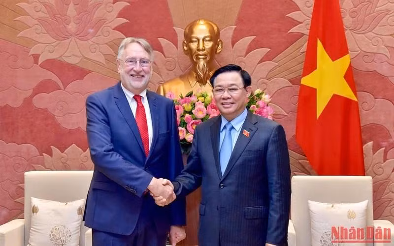El presidente de la Asamblea Nacional de Vietnam, Vuong Dinh Hue, y el titular de la Comisión de Comercio Internacional del Parlamento Europeo, Bernd Lange. (Fotografía: Nhan Dan)